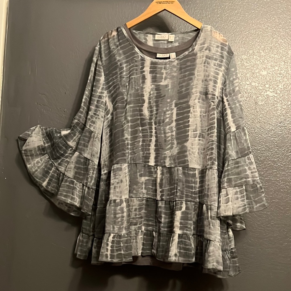 Logo chiffon top with gray liner